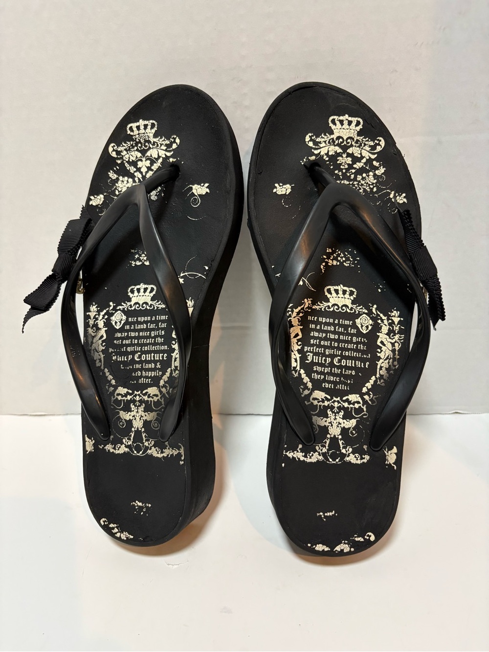 Juicy Couture black platform flip flops bow charm sandals women’s size 8M